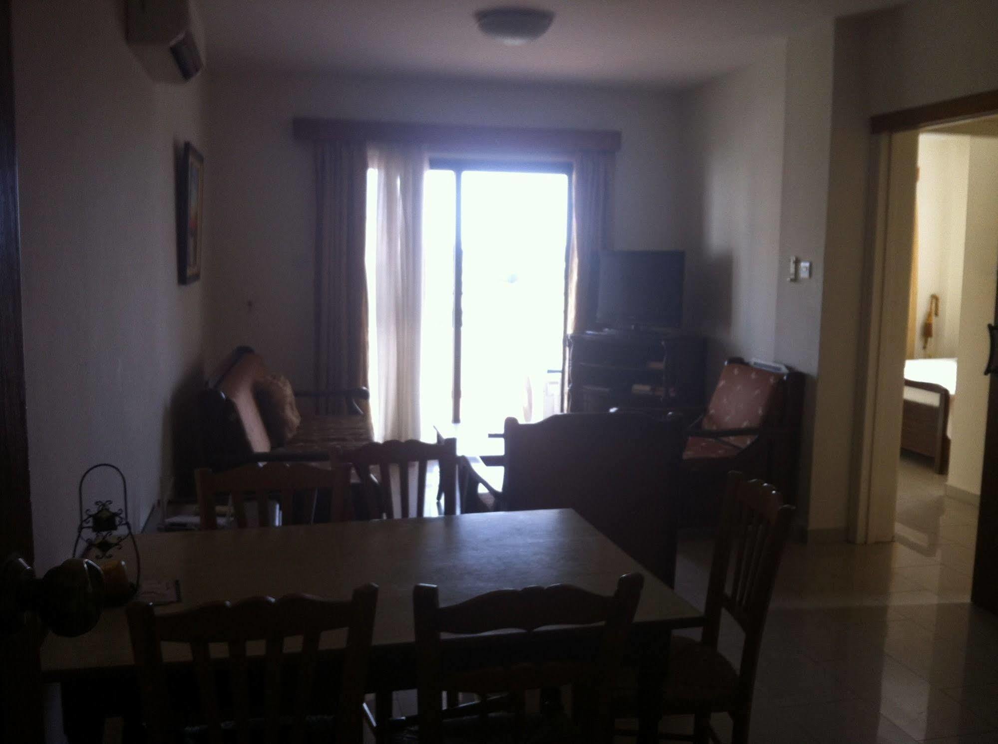 Zakos Court Apartments Ларнака Екстериор снимка