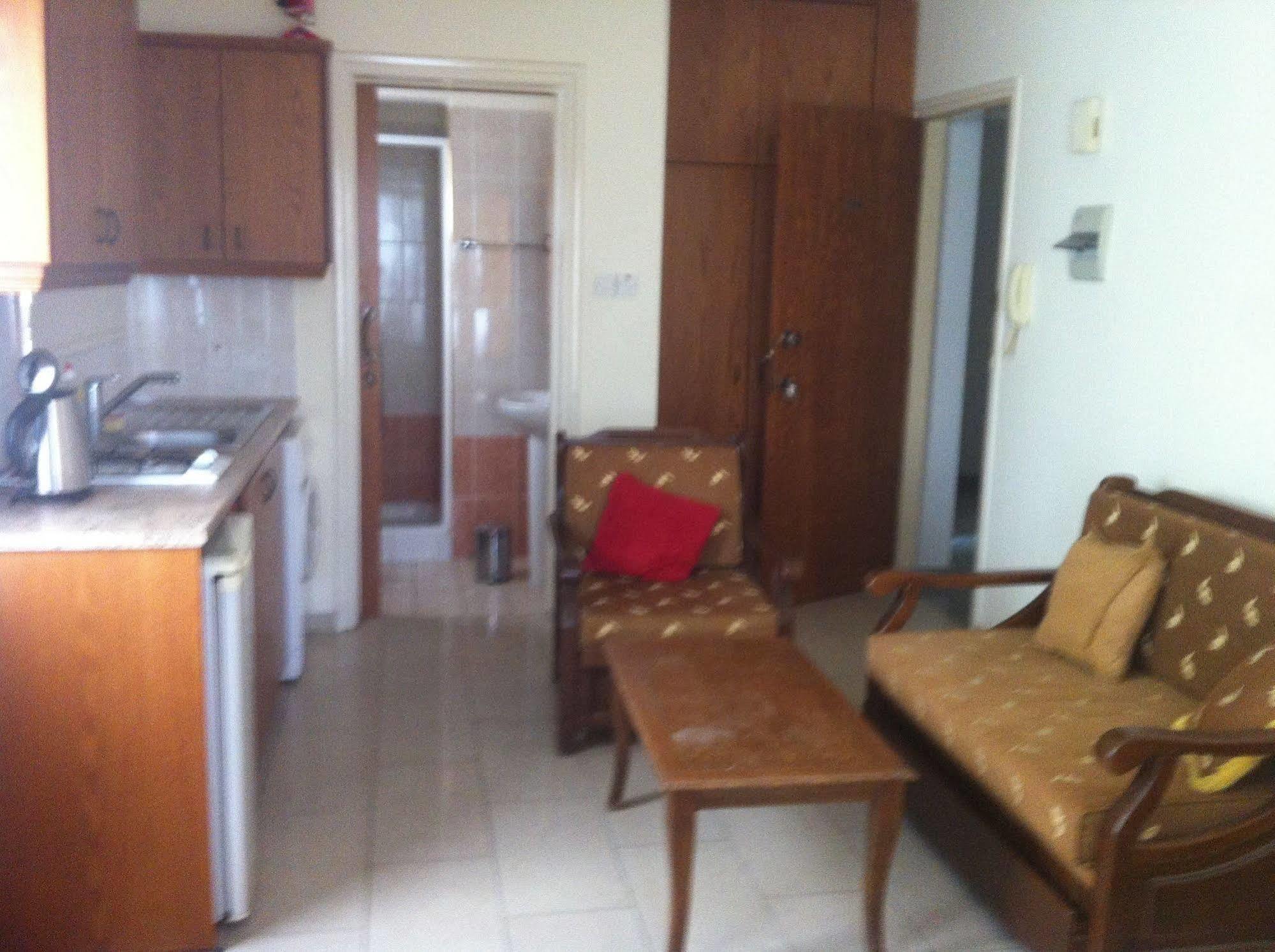 Zakos Court Apartments Ларнака Екстериор снимка